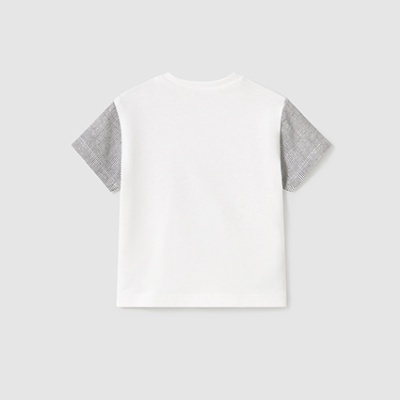 T-shirt branca com mangas cinzentas padrão riscado