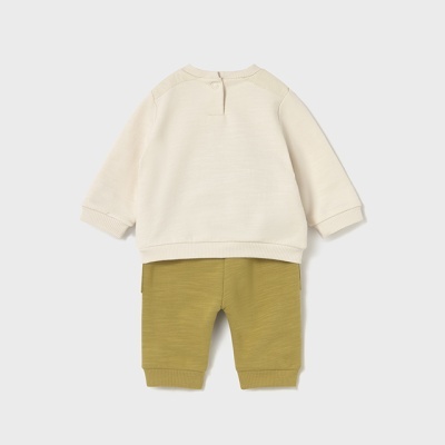 Conjunto infantil com camisola creme e calças verdes curtas