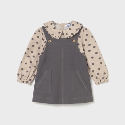 Conjunto infantil vestido jardineira cinza com blusa bege de bolas castanhas e gola com folhos.