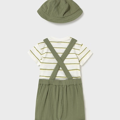 Conjunto roupa bebé com chapéu verde, t-shirt riscada e calções com alças verdes