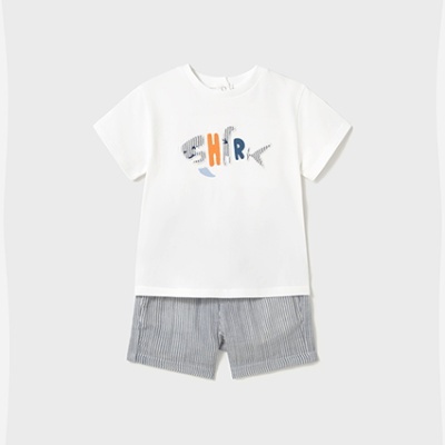 Conjunto infantil com t-shirt branca estampada e calções risca cinza