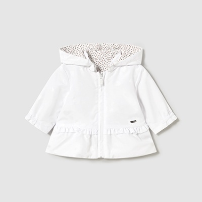 Casaco branco para bebé com capuz e fecho de correr.