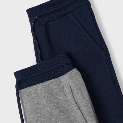 Dois pares de calças de treino azul escuro e cinza dobrados