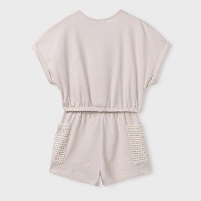 Macacão curto infantil bege com bolsos em crochê