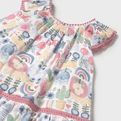 Vestido infantil colorido com padrão de flores e acabamento em renda cor-de-rosa