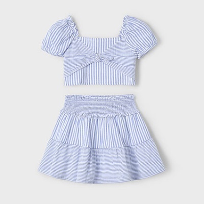 Conjunto de top e saia com padrão de riscas azuis e brancas