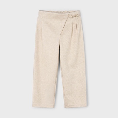 Calças bege claro com fecho metálico na cintura