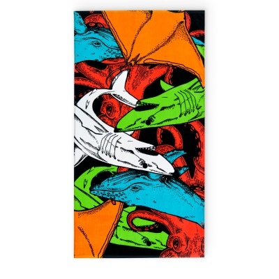 Toalha com padrão de tubarões e polvos coloridos