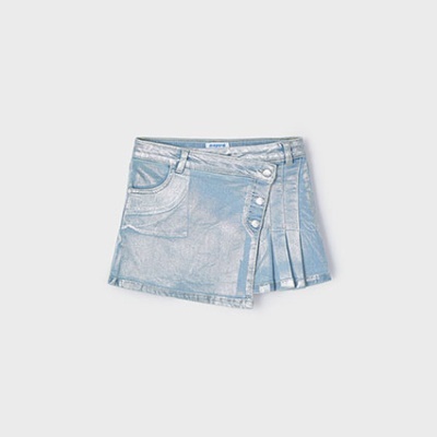 Minissaia prateada de tecido imitação pele com botões e bolso, sobre fundo cinzento claro