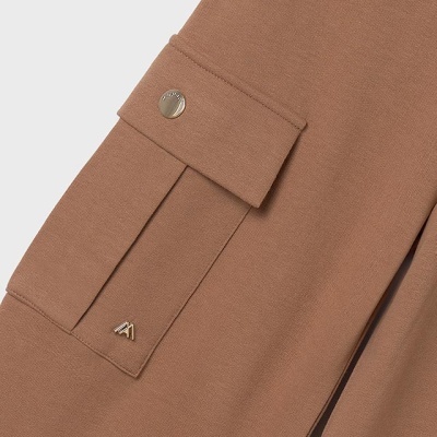 Manga de casaco castanho com bolso e botão metálico prateado ALM