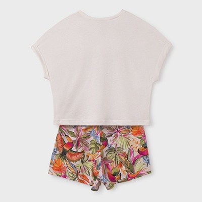 Conjunto de t-shirt branca lisa e calções curtos com padrão floral colorido