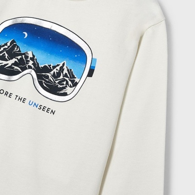 Camisola branca com estampa de óculos de neve e montanhas no céu azul