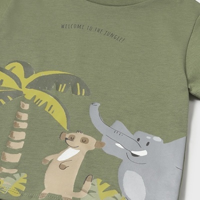Camisola infantil verde com elefante e texto Jungle.