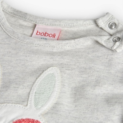 Camisola cinza clara com bordado de coelho e botão no ombro