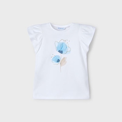 T-shirt branca com flores azuis e mangas com folhos
