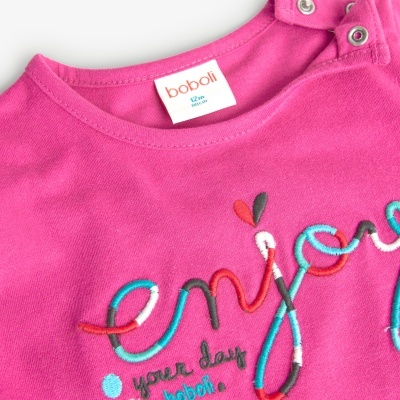 Camisola rosa de criança com bordado colorido e etiqueta da marca boboli