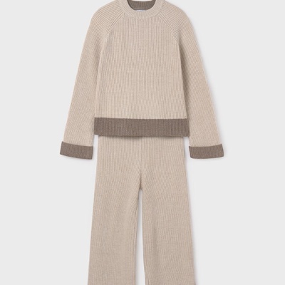 Conjunto bege de malha composto por camisola de manga comprida e calças largas com ribetes castanhos
