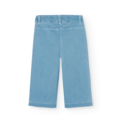 Calças jeans azuis claras vistas de costas