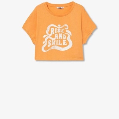 T-shirt cropped laranja com texto 'RISE AND SMILE' branco na frente.