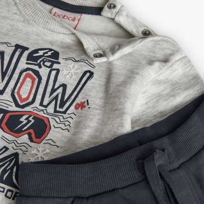 Conjunto de roupa infantil com camisola cinzenta clara estampada e calças azuis escuras