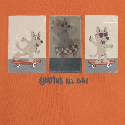 T-shirt laranja com estampa de cão a andar de skate e texto SKATING ALL DAY