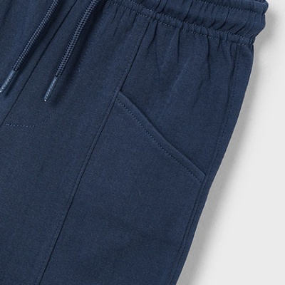 Cintura elástica de calças azul escuro com cordão e bolso lateral