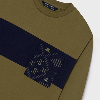 Camisola verde-oliva com faixa azul escura e bolso padrão geométrico