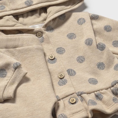 Conjunto de roupa de bebé bege com pontos cinza, casaco com capuz e orelhas, e calças beges