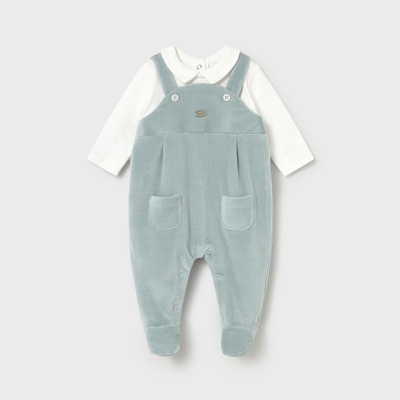 Conjunto de bébé body branco manga comprida e macacão verde-azulado em veludo.