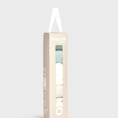 Conjunto de meias coloridas em caixa bege com marca Mayoral