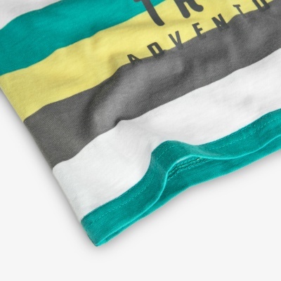 Peça de roupa colorida com riscas horizontais e texto 'ADVENTU'