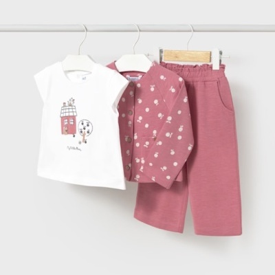 Conjunto infantil três peças branco e rosa com estampa casa e flores.