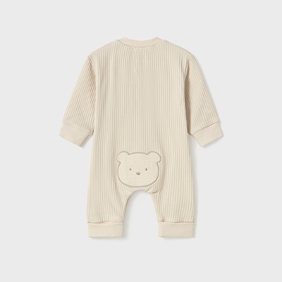 Macacão de bebé creme com rosto de urso bordado atrás