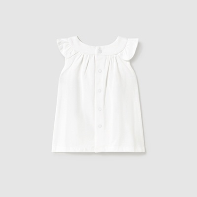 Vestido branco de criança com botões frontais e folhos nas mangas