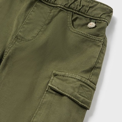 Calça cargo infantil verde-oliva com bolsos e cintura elástica