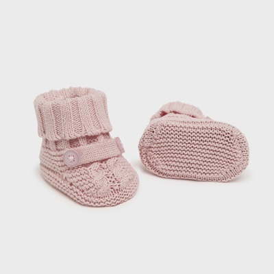 Sapatinhos de bebé cor de rosa em malha com botão