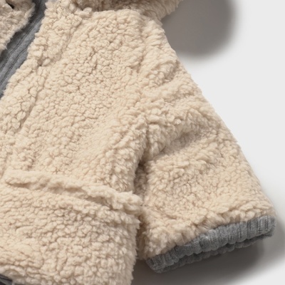 Casaco de pelúcia bege com interior cinza