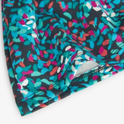 Tecido colorido com padrão multicolorido e costura visível