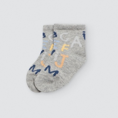 Par de meias infantis cinza com letras coloridas