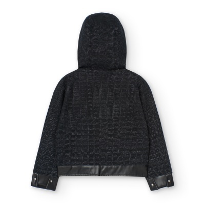 Casaco preto com capuz e detalhes em pele, visto de costas