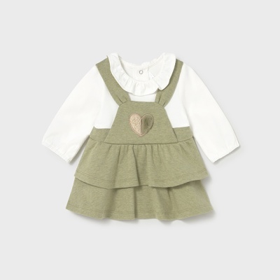 Vestido de bebé branco com saia verde e coração em relevo.
