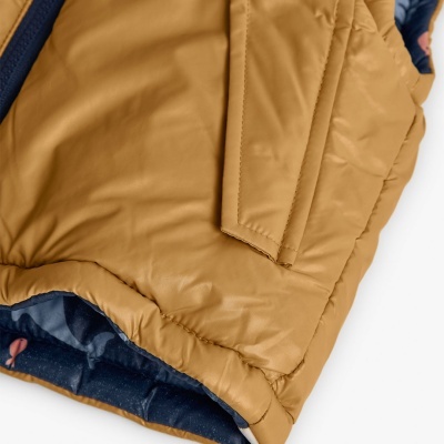 Colete acolchoado castanho claro com interior azul escuro