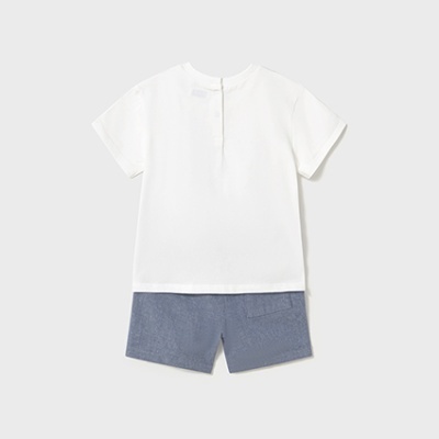 Conjunto de camisola branca e calções azuis para criança