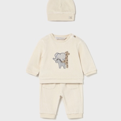Conjunto creme para bebé com gorro, camisola e calças e aplicação de girafa e elefante