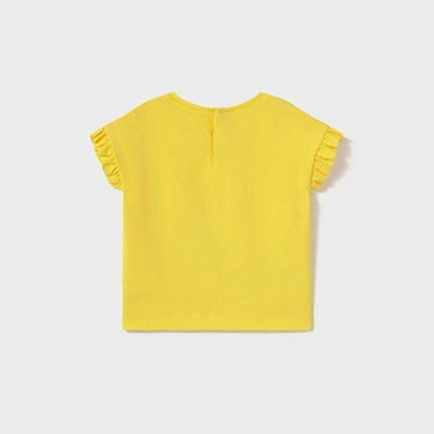 T-shirt infantil amarela com mangas curtas franzidas e abertura no decote