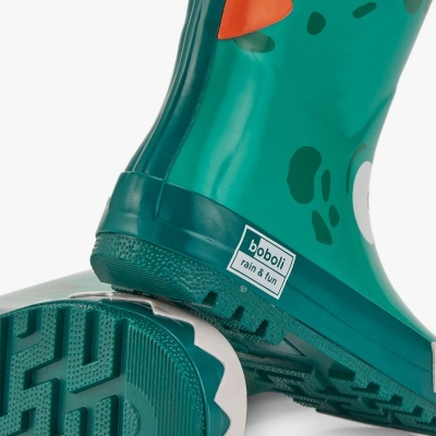 Botas de borracha verdes infantis com sola antiderrapante e etiqueta 'boboli rain & fun'.