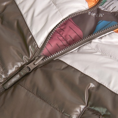 Casaco acolchoado castanho e bege com fecho de correr aberto e forro colorido abstrato