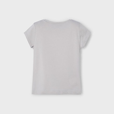 T-shirt cinzenta clara de manga curta vista pelas costas