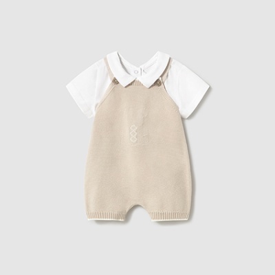 Macacão de bebé bege e body branco
