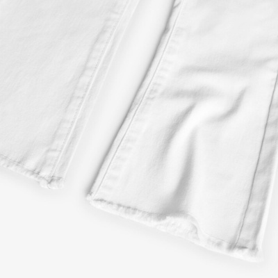 Detalhe de calça branca com bainha simples e textura macia